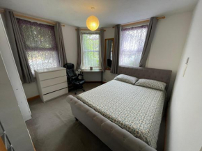 SOUTH COAST GUEST ROOMS WITH FREE PARKING SPACe